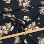 Fekete alapon magnólia levelekkel viszkóz voile